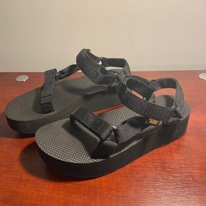 🦋🦋🦋 SIZE 9, BLACK, TEVA FLATFORMS 🦋🦋🦋